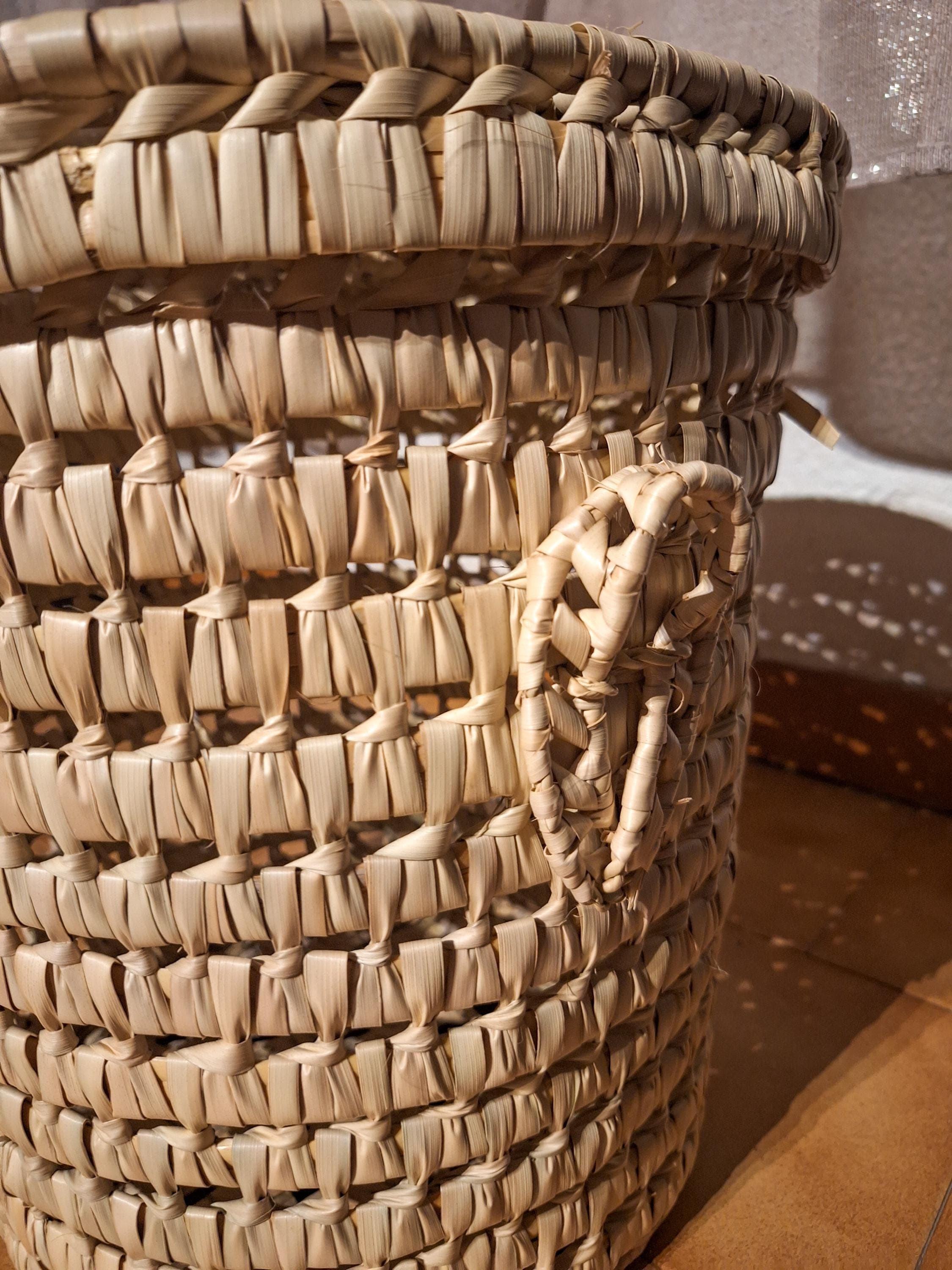 Panier à linge artisanal en palmier