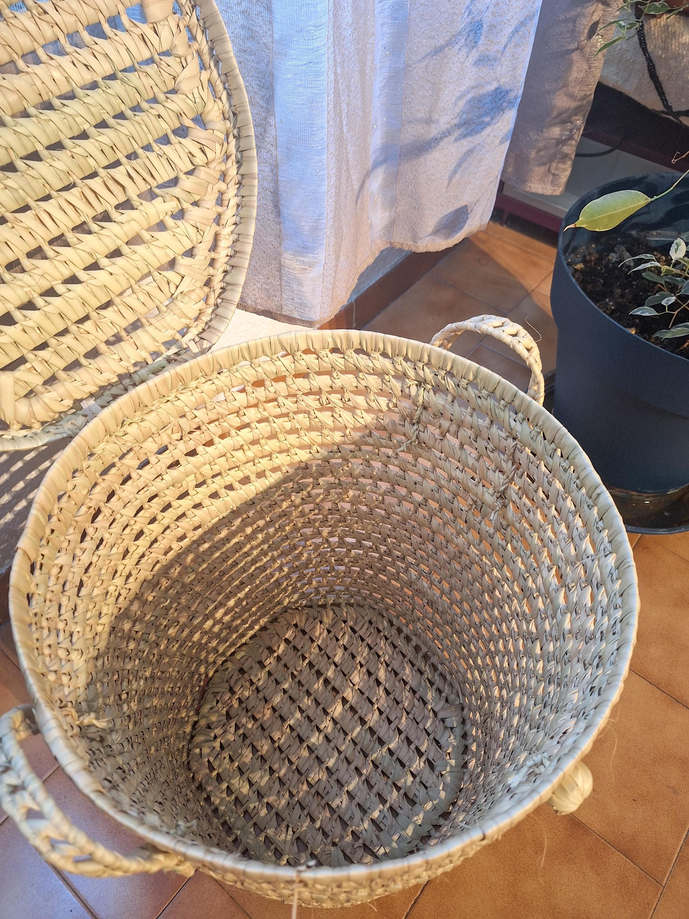 Panier rond en feuille de palmier tressée