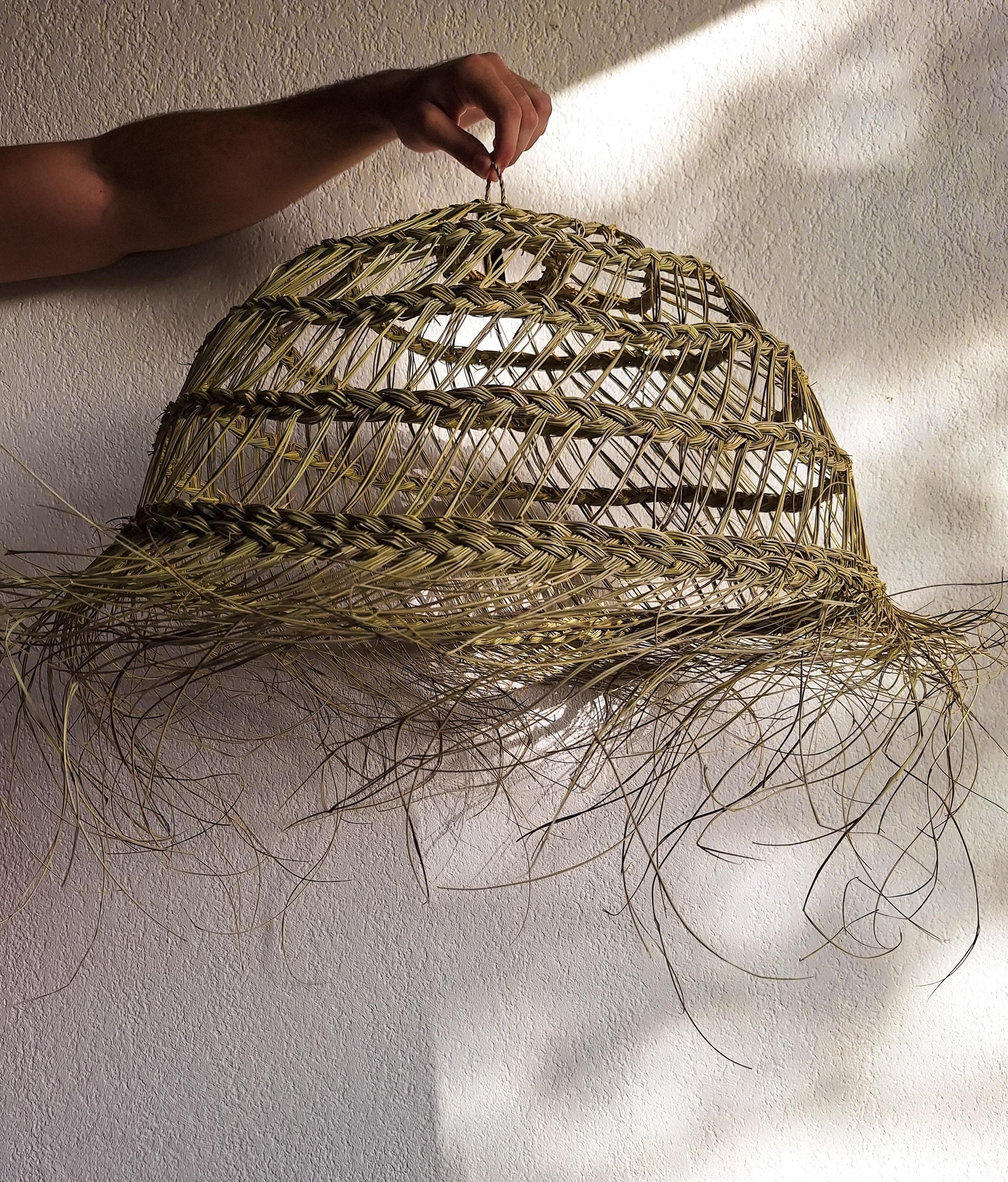 Suspension Demi-Boule Ajourée Feuille de Palmier - Abat-jour Bohème Naturel Fait Main - Luminaire Artisanal Éco-responsable