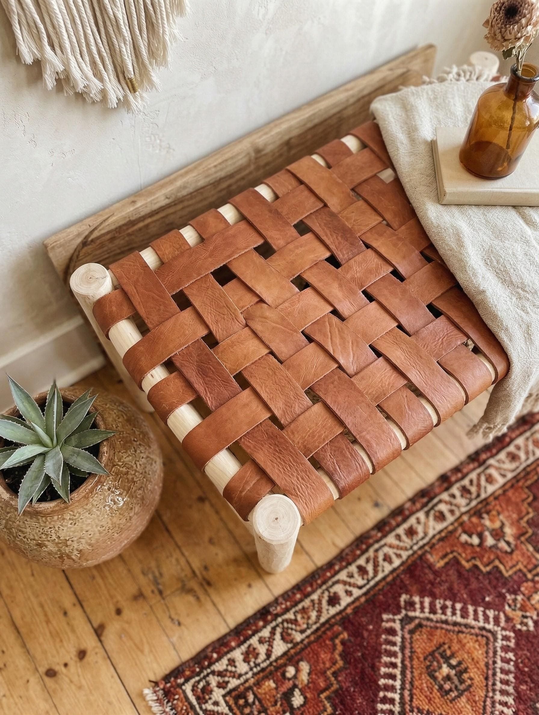 Banc artisanal en bois et cuir tressé – cuir foncé ou cuir clair – Style bohème chic et rustique moderne
