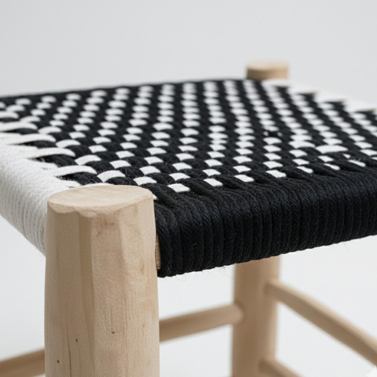 Tabouret artisanal en bois clair et assise tressée – déco naturelle et éthique