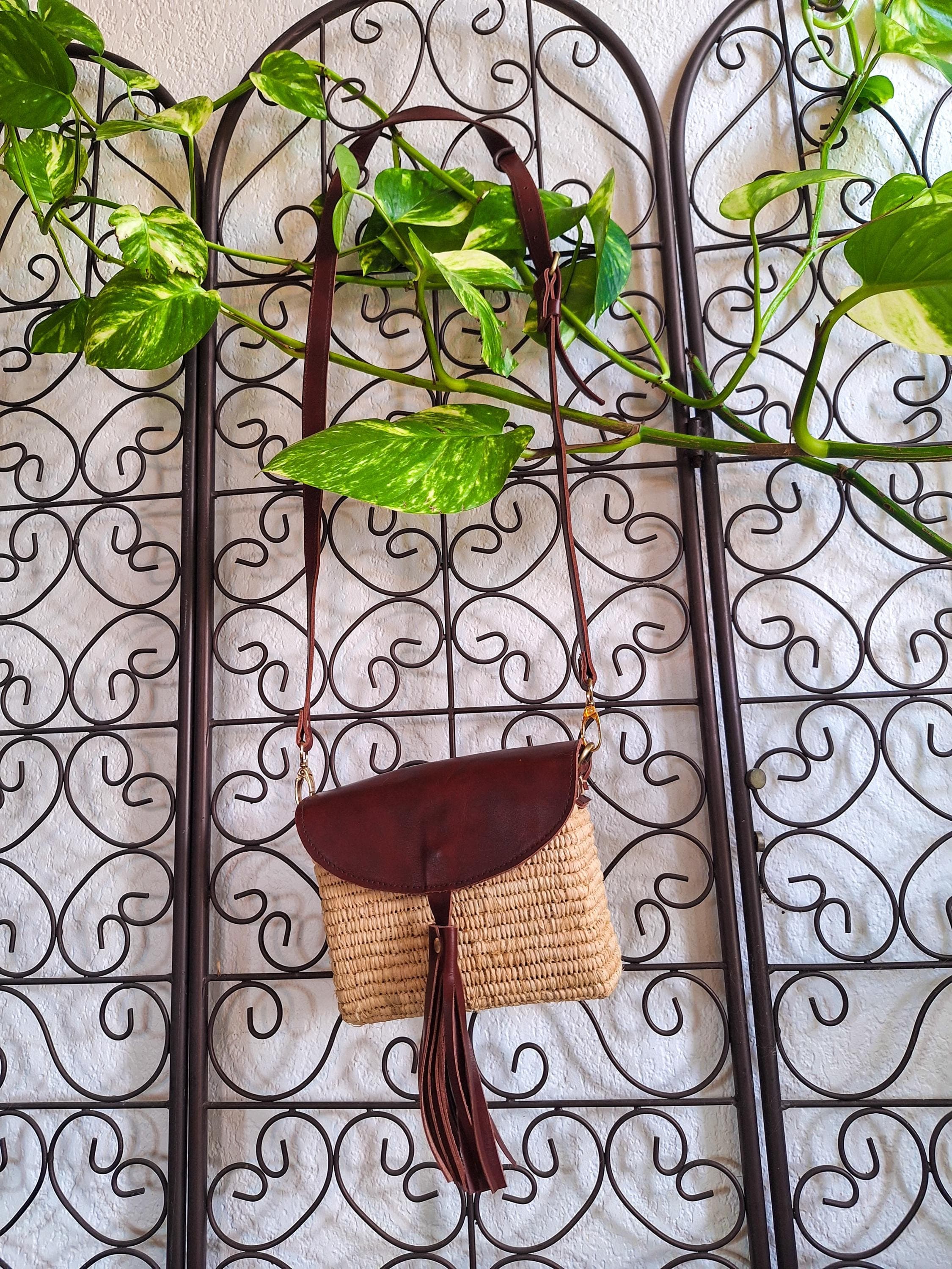 Straw and leather shoulder bag – Moroccan handmade bag with fringe – Small handmade boho chic bag