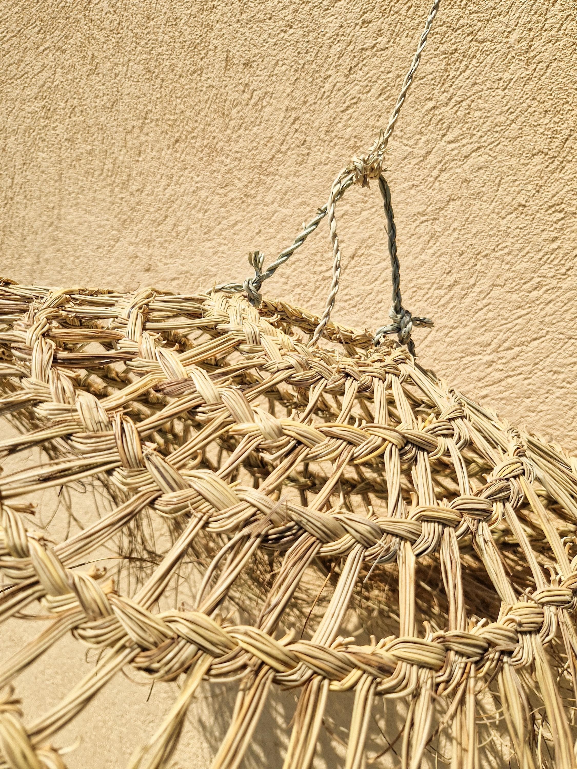 Suspension Parasol Ajourée en Fibre Naturelle - Luminaire Bohème Sculptural et Aérien