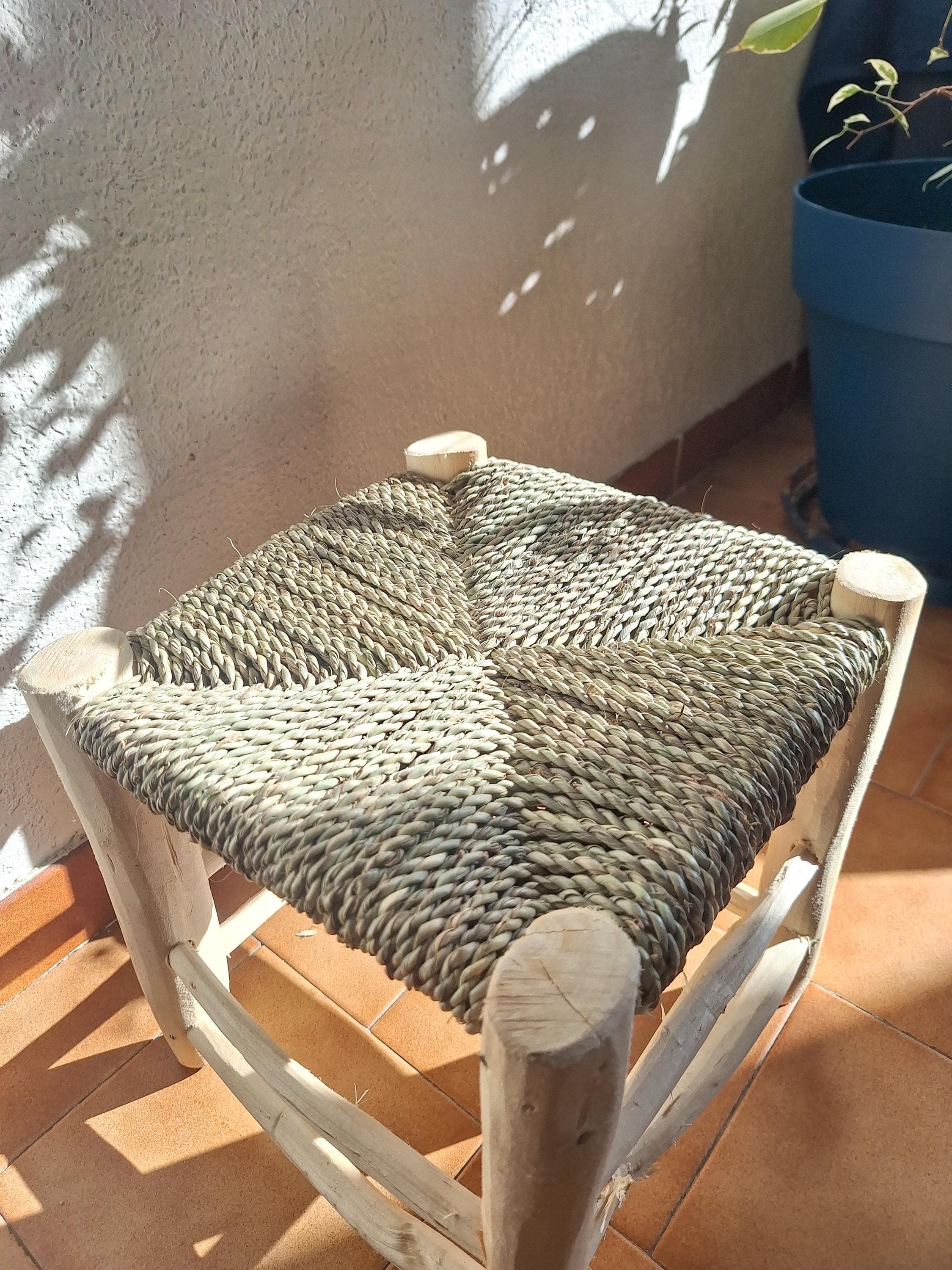 Tabouret Artisanal en Bois et Feuille de Palmier