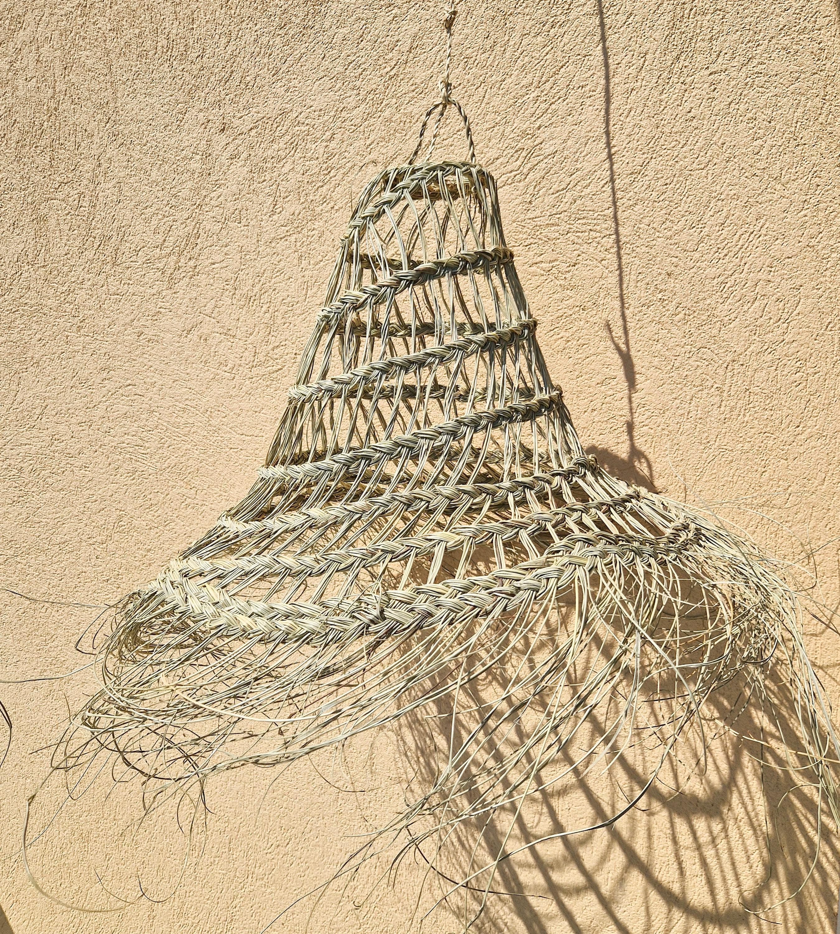 Suspension cône ajourée évasée en feuilles de palmier