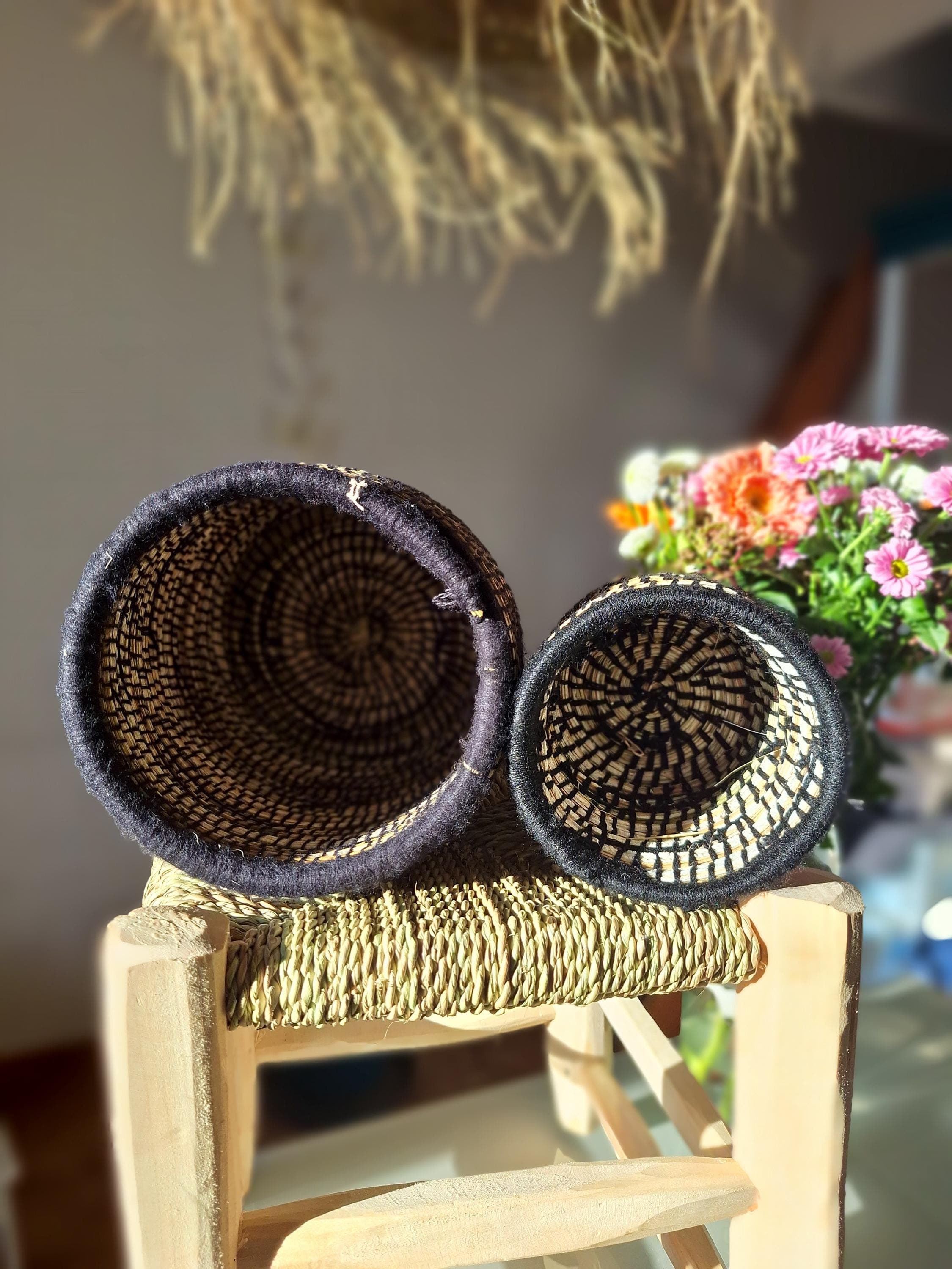 Panier artisanal berbère marocain avec couvercle – en jonc de mer – Élégance naturelle et style bohème – Couleur noire