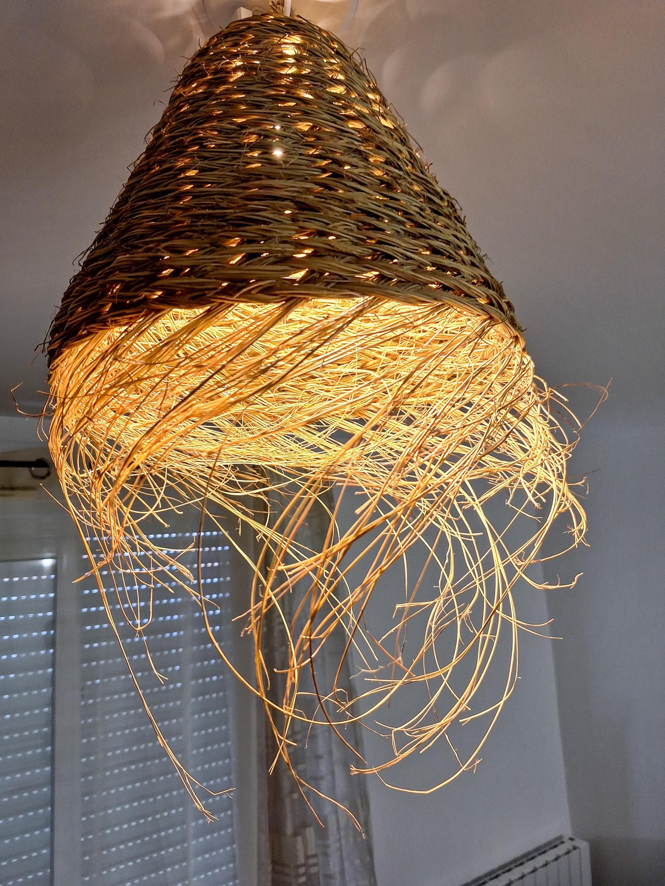 Suspension conique en paille tressée