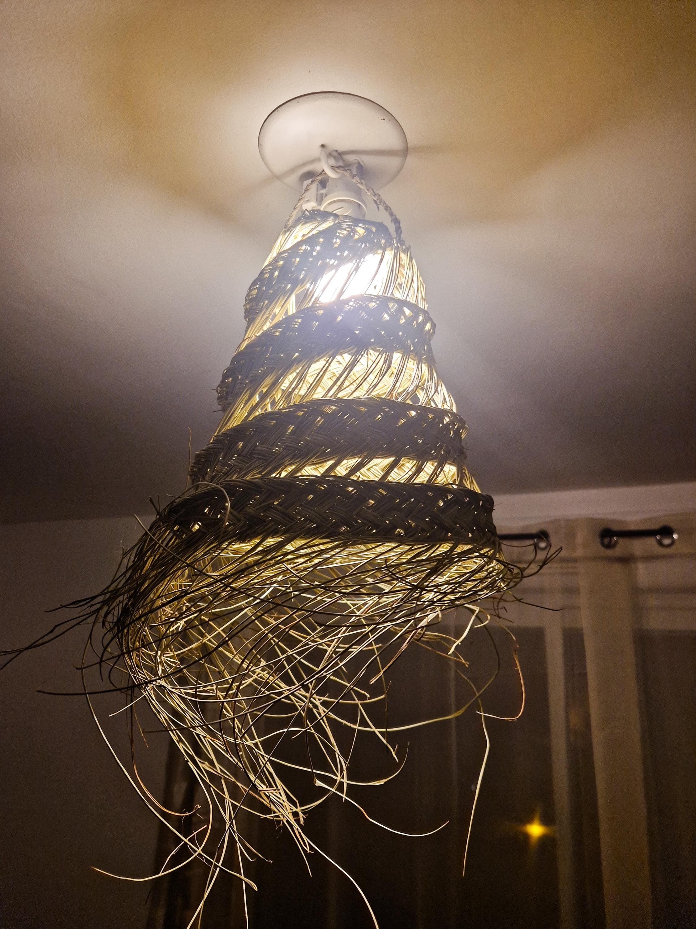 Suspension cylindrique ajourée en feuilles de palmier