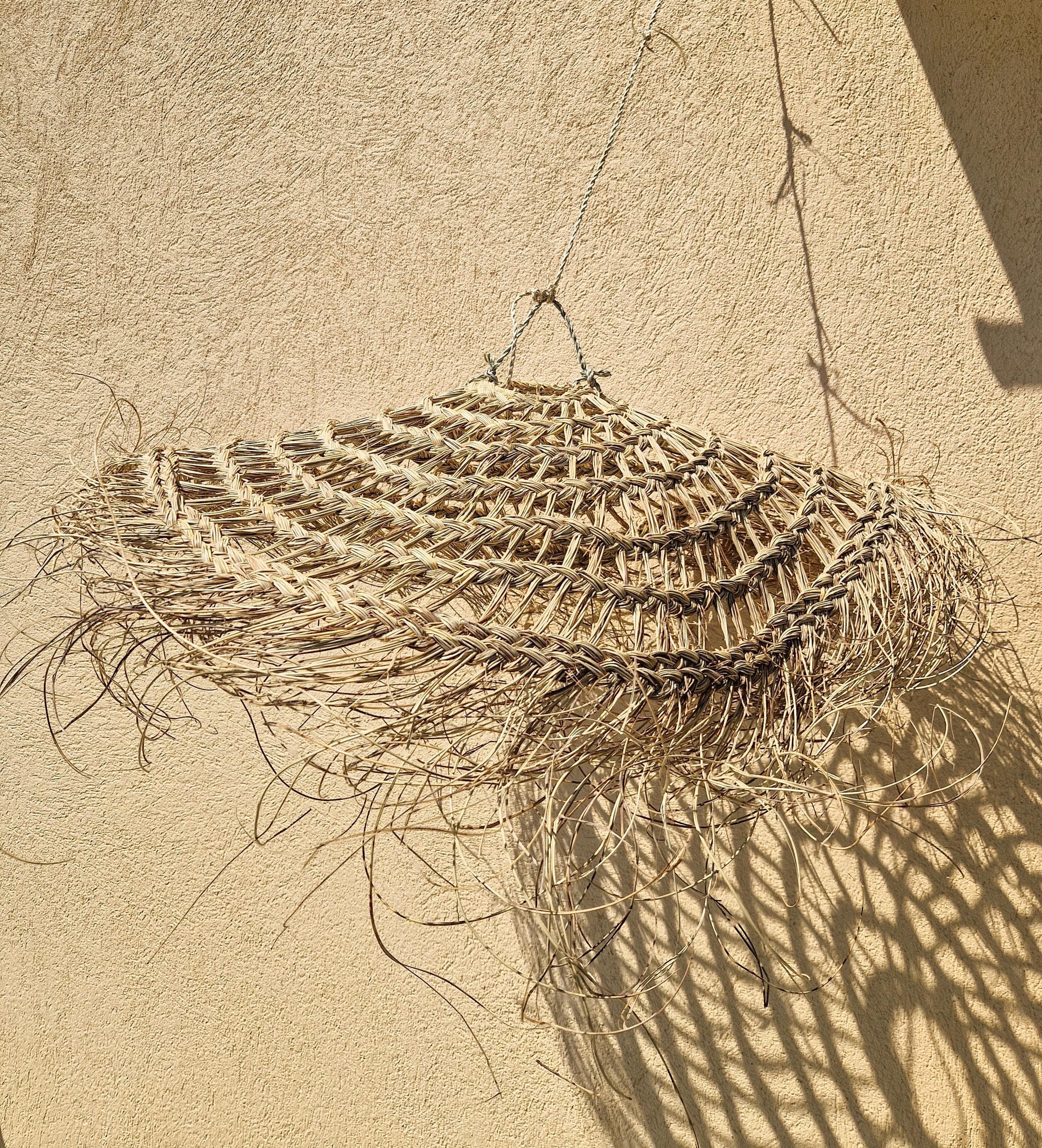 Suspension Parasol Ajourée en Fibre Naturelle - Luminaire Bohème Sculptural et Aérien