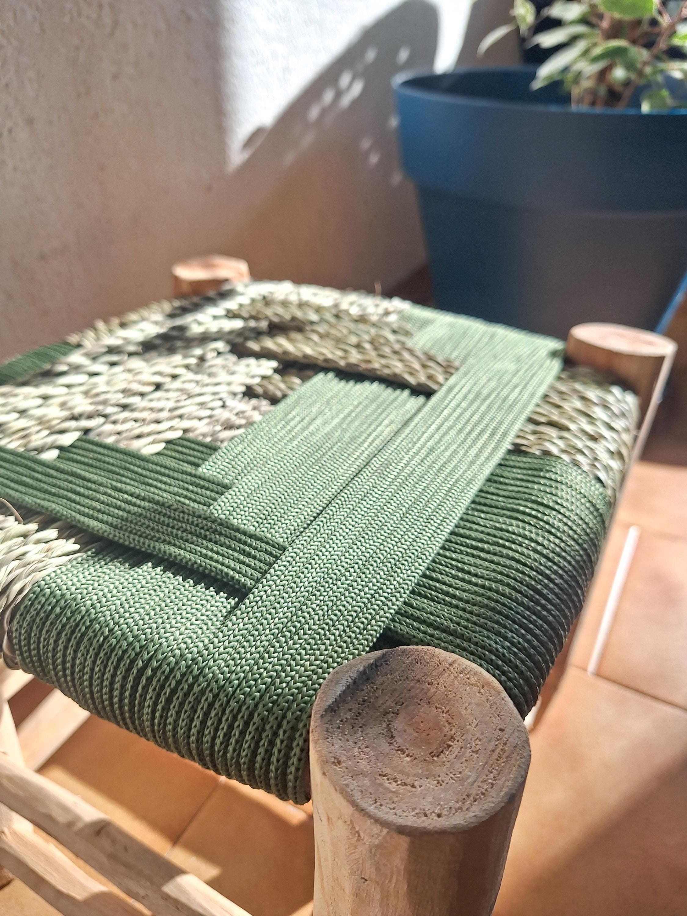 Tabouret marocain artisanal en bois et corde – Siège bohème en paille naturelle tressée