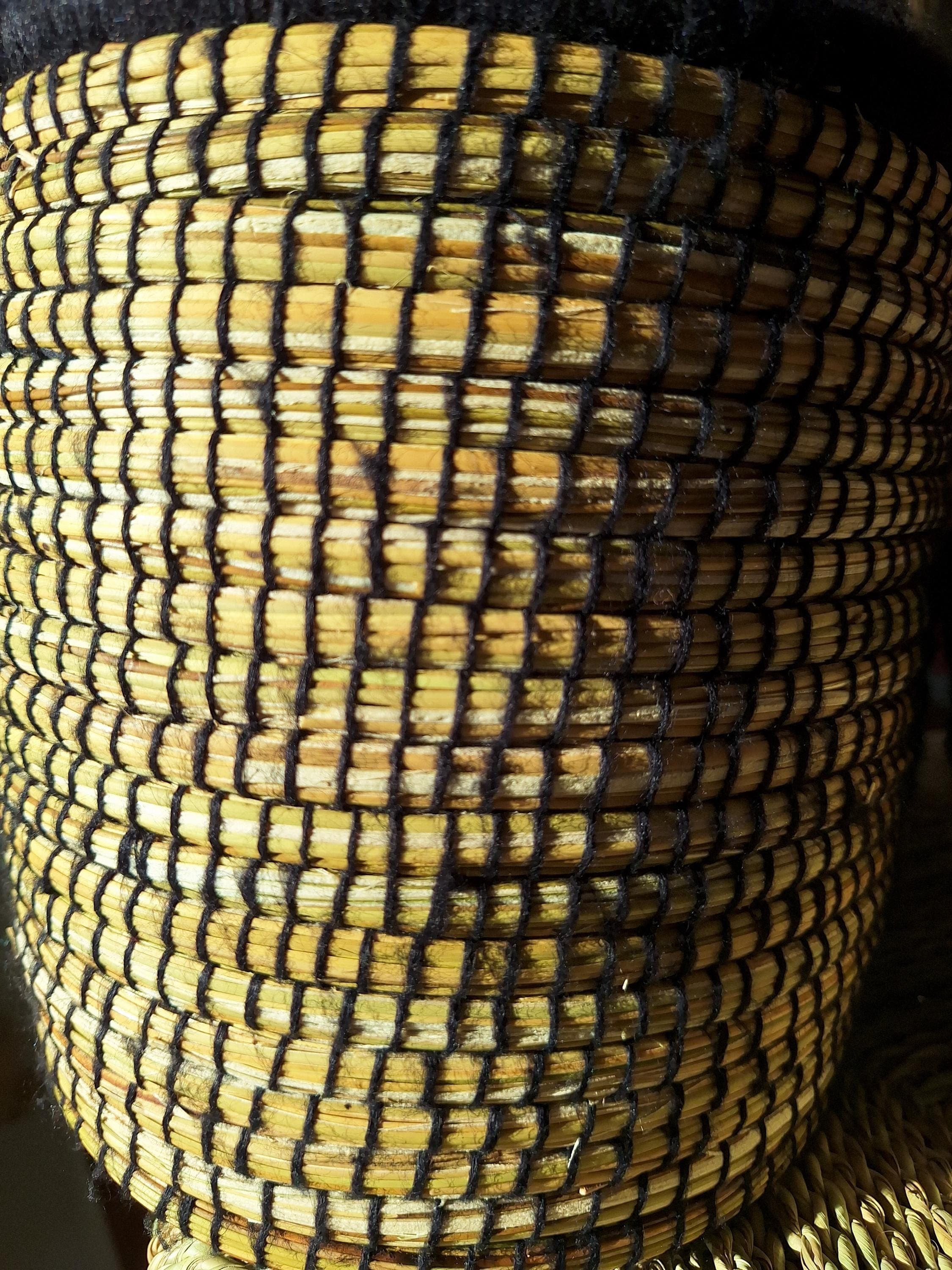 Panier artisanal berbère marocain avec couvercle – en jonc de mer – Élégance naturelle et style bohème – Couleur noire