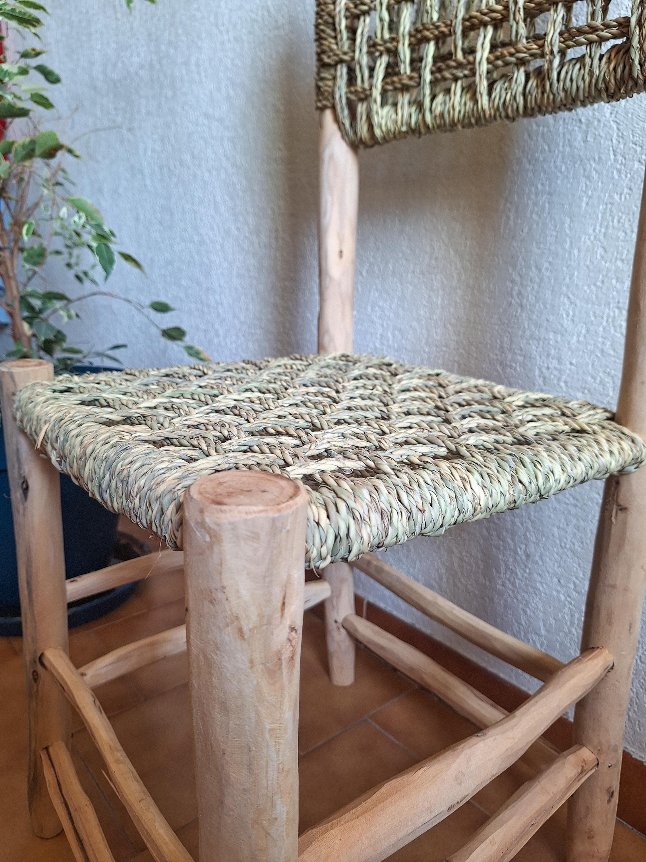 Chaise artisanale en bois naturel et cordon en feuille de palmier