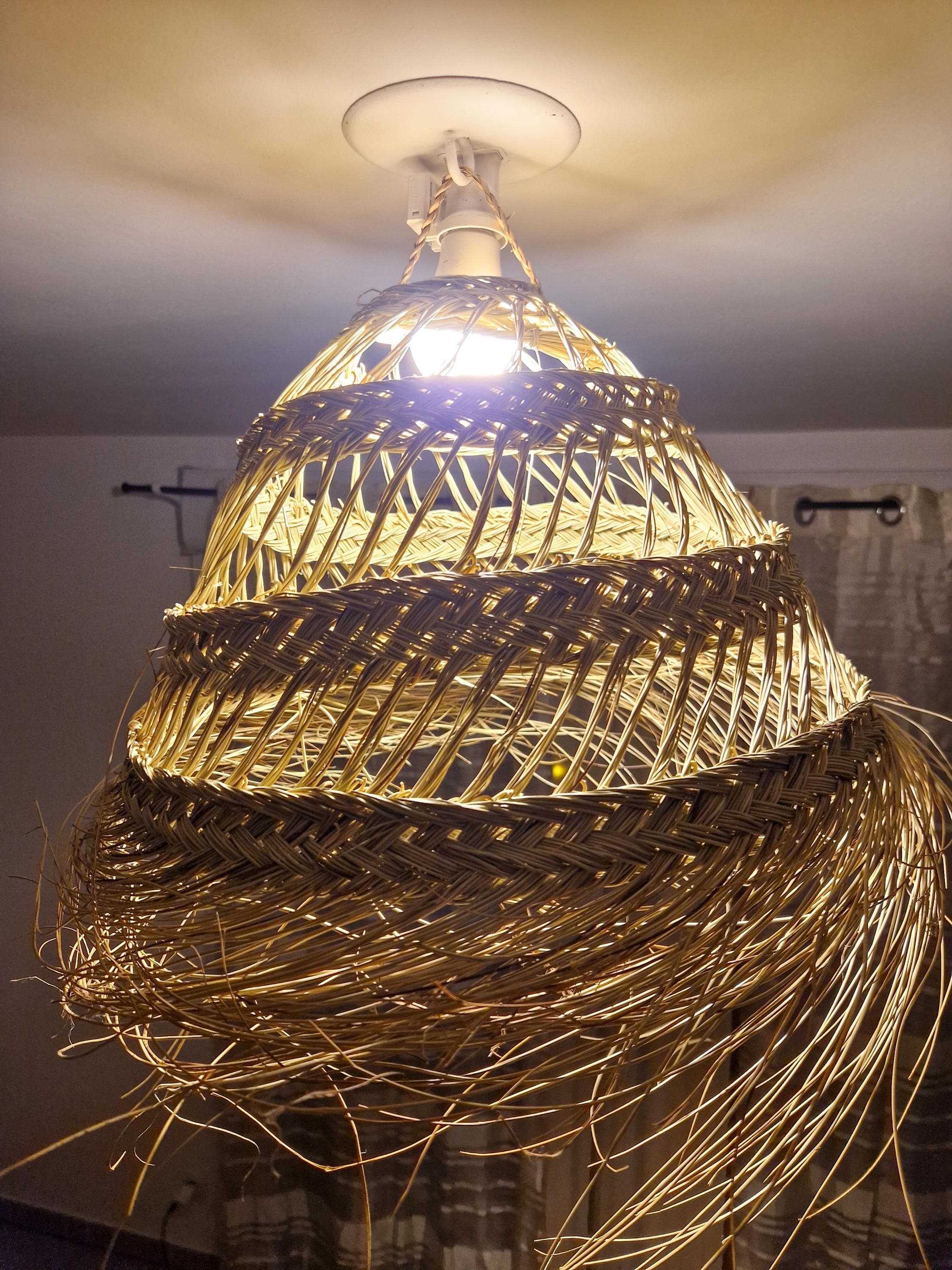 Suspension demi-boule ajourée en feuilles de palmier – Abat-jour naturel bandes tressées – Luminaire bohème fait main