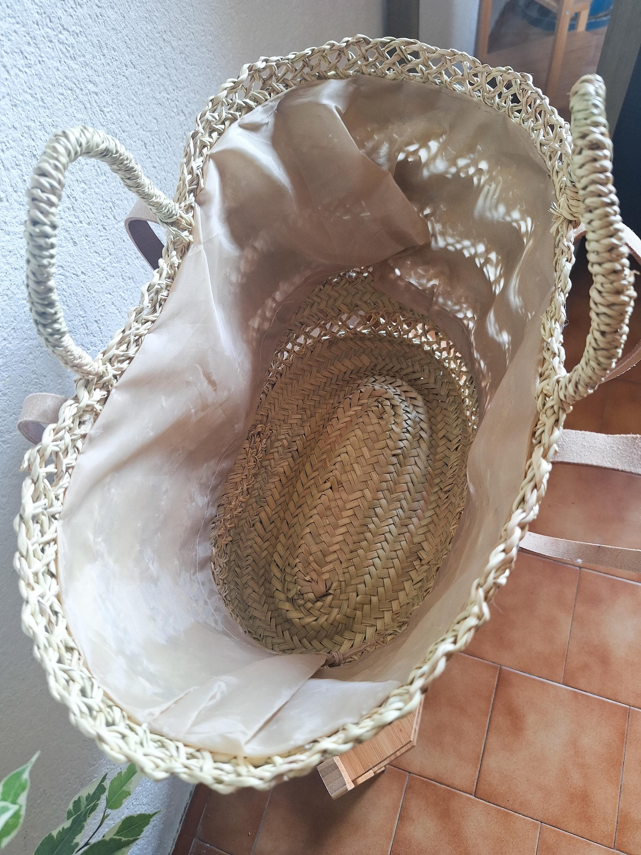 Sac cabas en paille brodée de sequins gris – Anses cuir et fermeture filet – Artisanat marocain chic et bohème