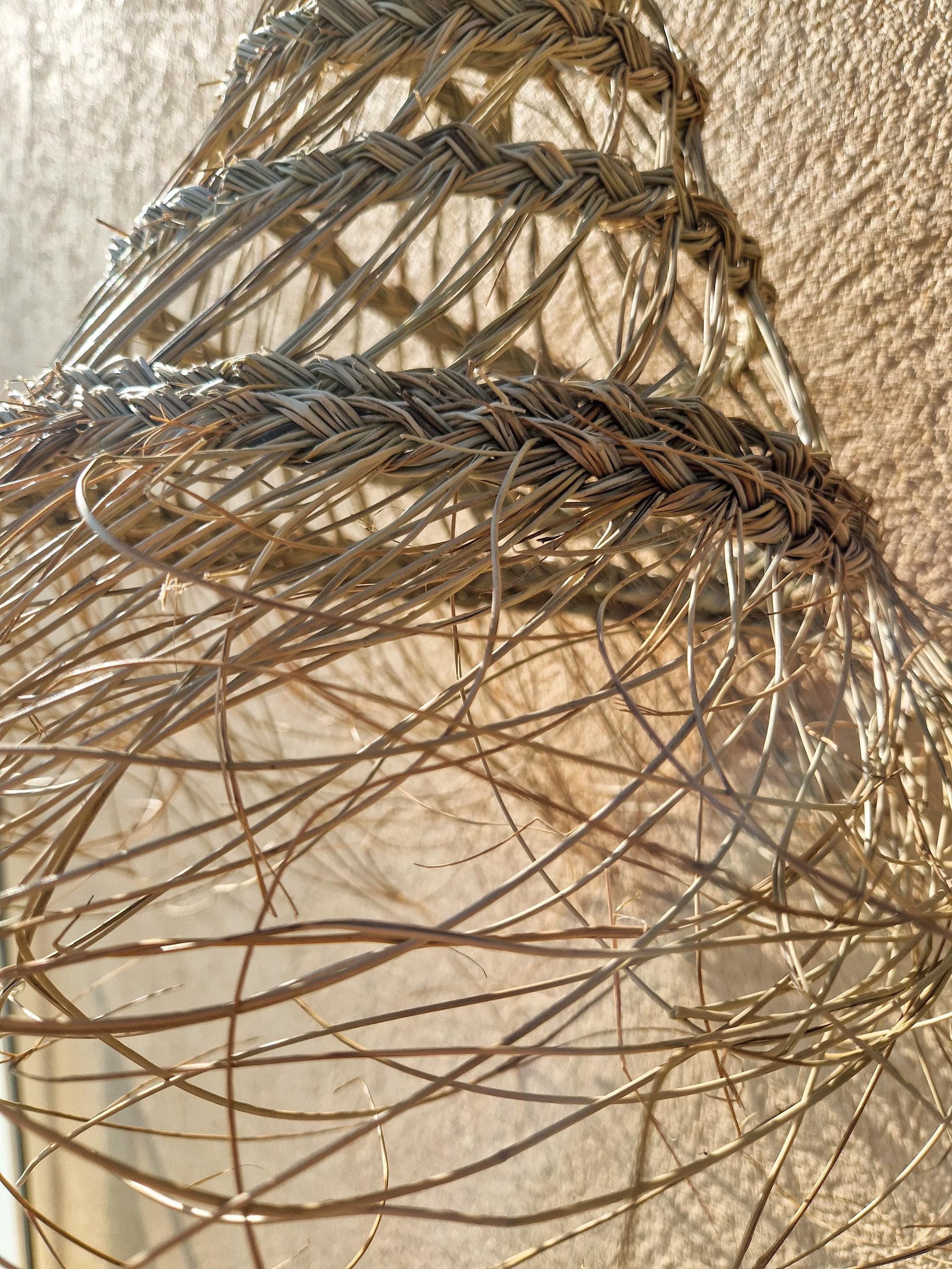 Suspension conique ajourée en feuilles de palmier – Abat-jour bohème tressé à la main – Luminaire naturel et graphique