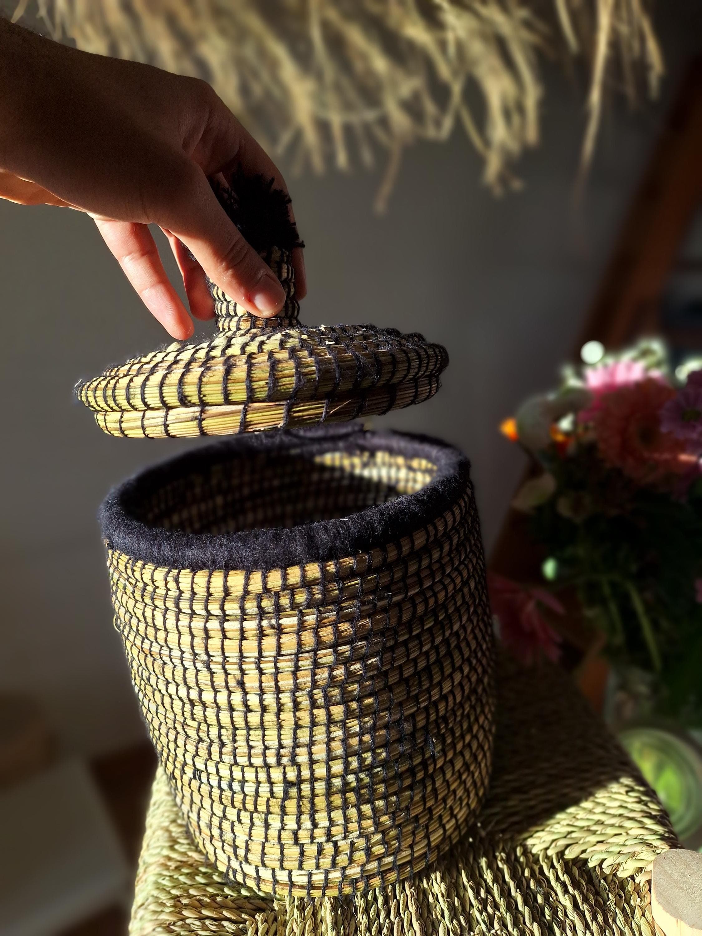 Panier artisanal berbère marocain avec couvercle – en jonc de mer – Élégance naturelle et style bohème – Couleur noire