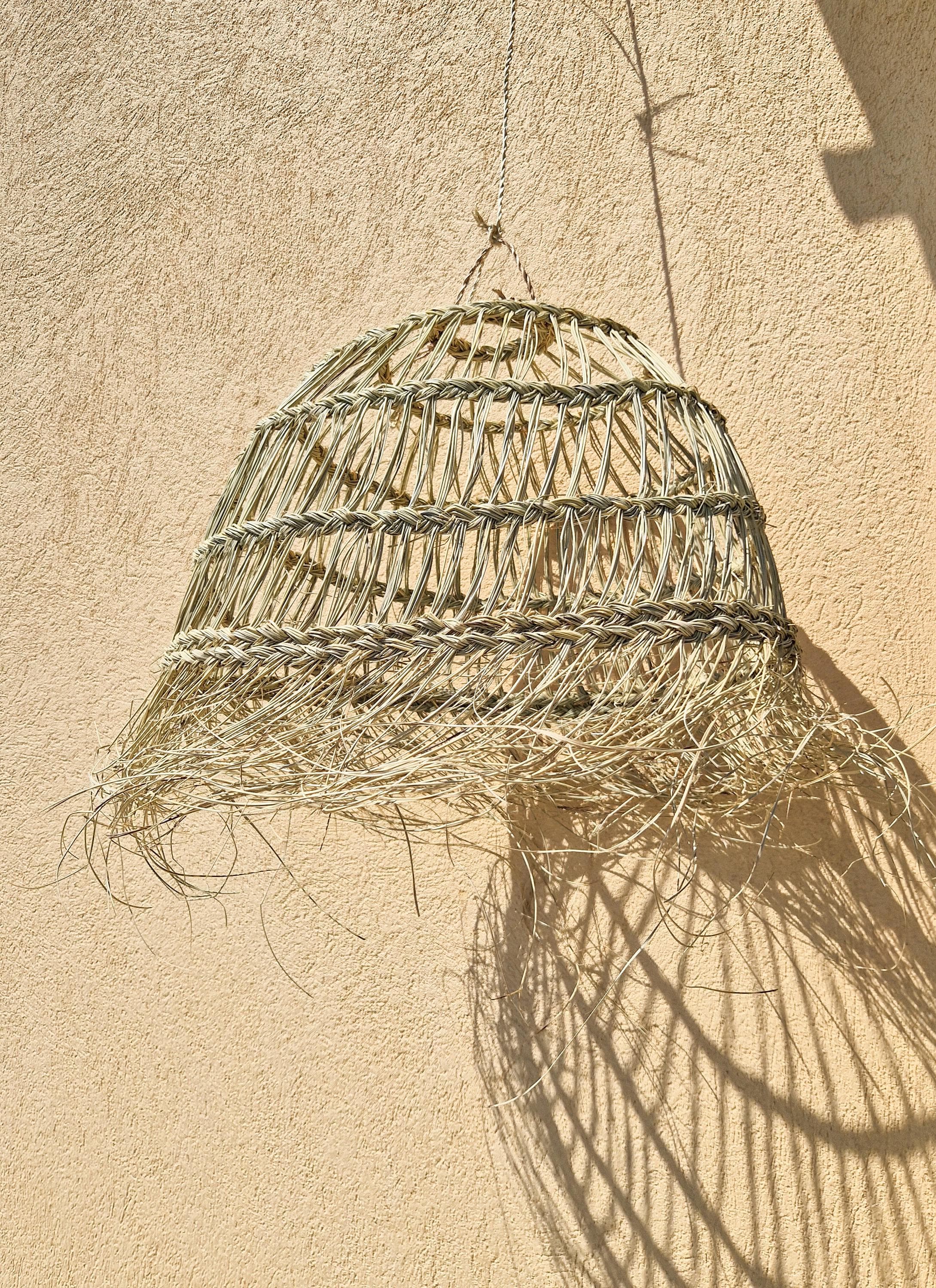 Suspension demi-boule ajourée en feuille de palmier