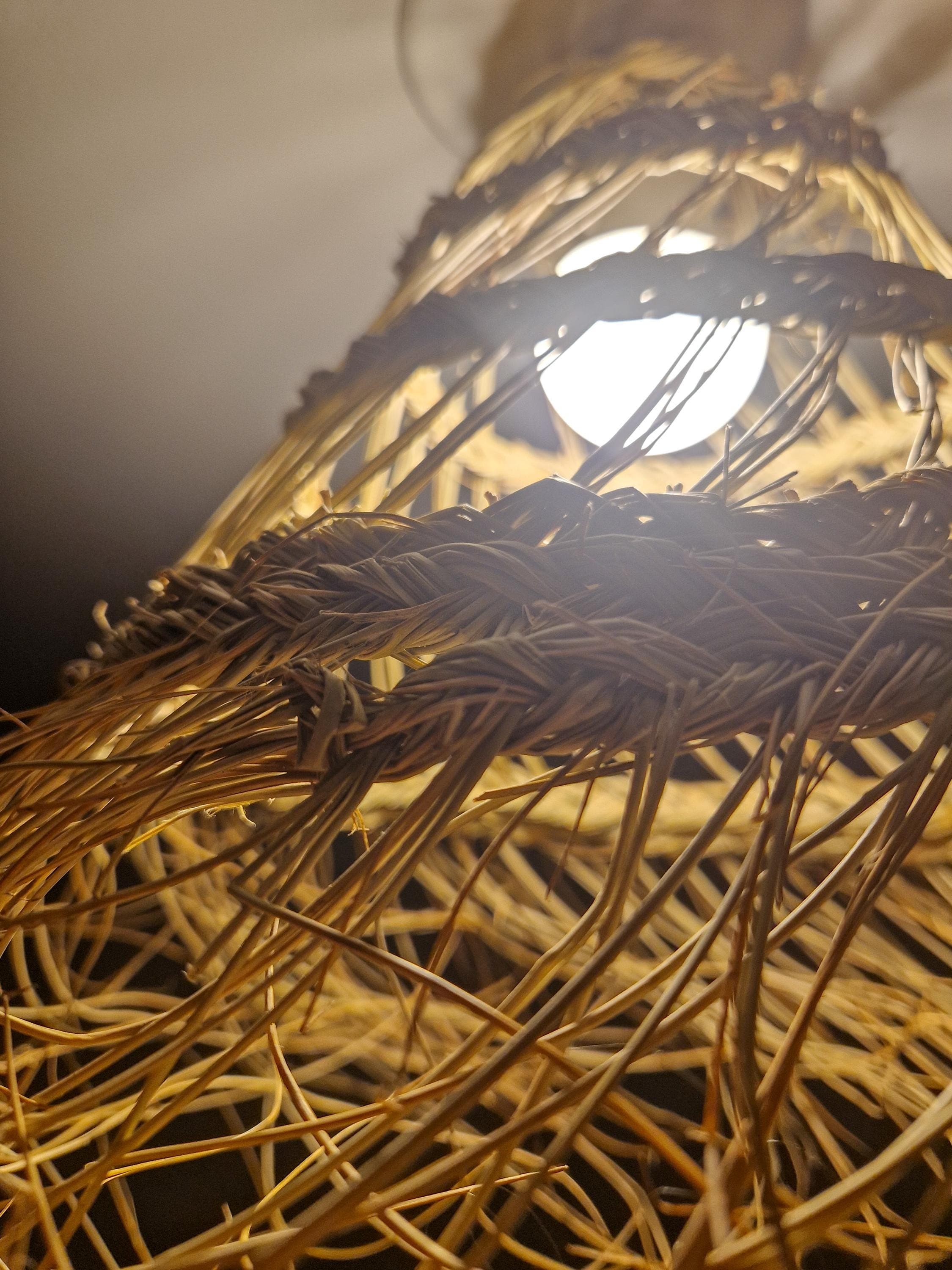 Suspension conique ajourée en feuilles de palmier – Abat-jour bohème tressé à la main – Luminaire naturel et graphique