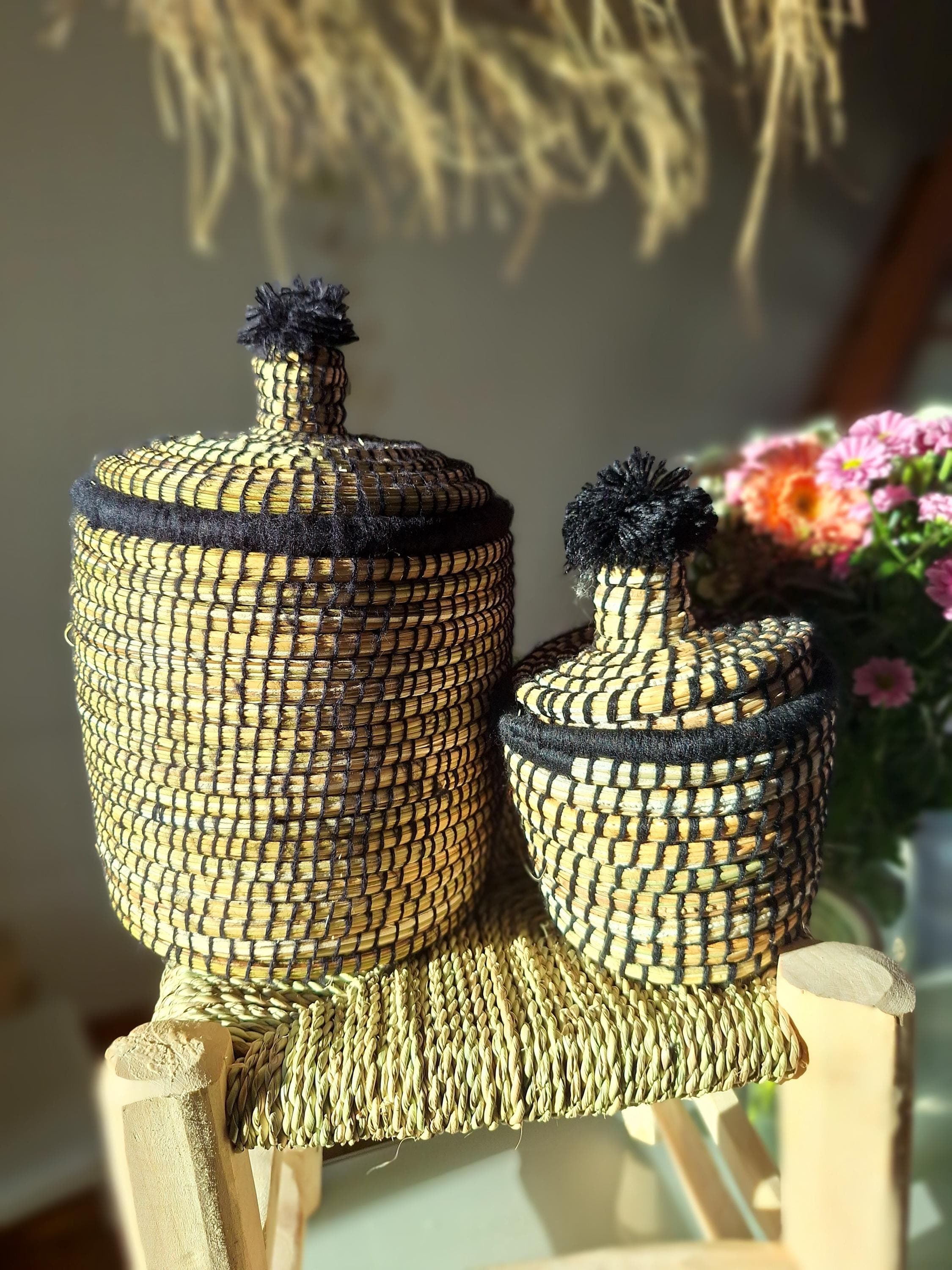 Panier artisanal berbère marocain avec couvercle – en jonc de mer – Élégance naturelle et style bohème – Couleur noire