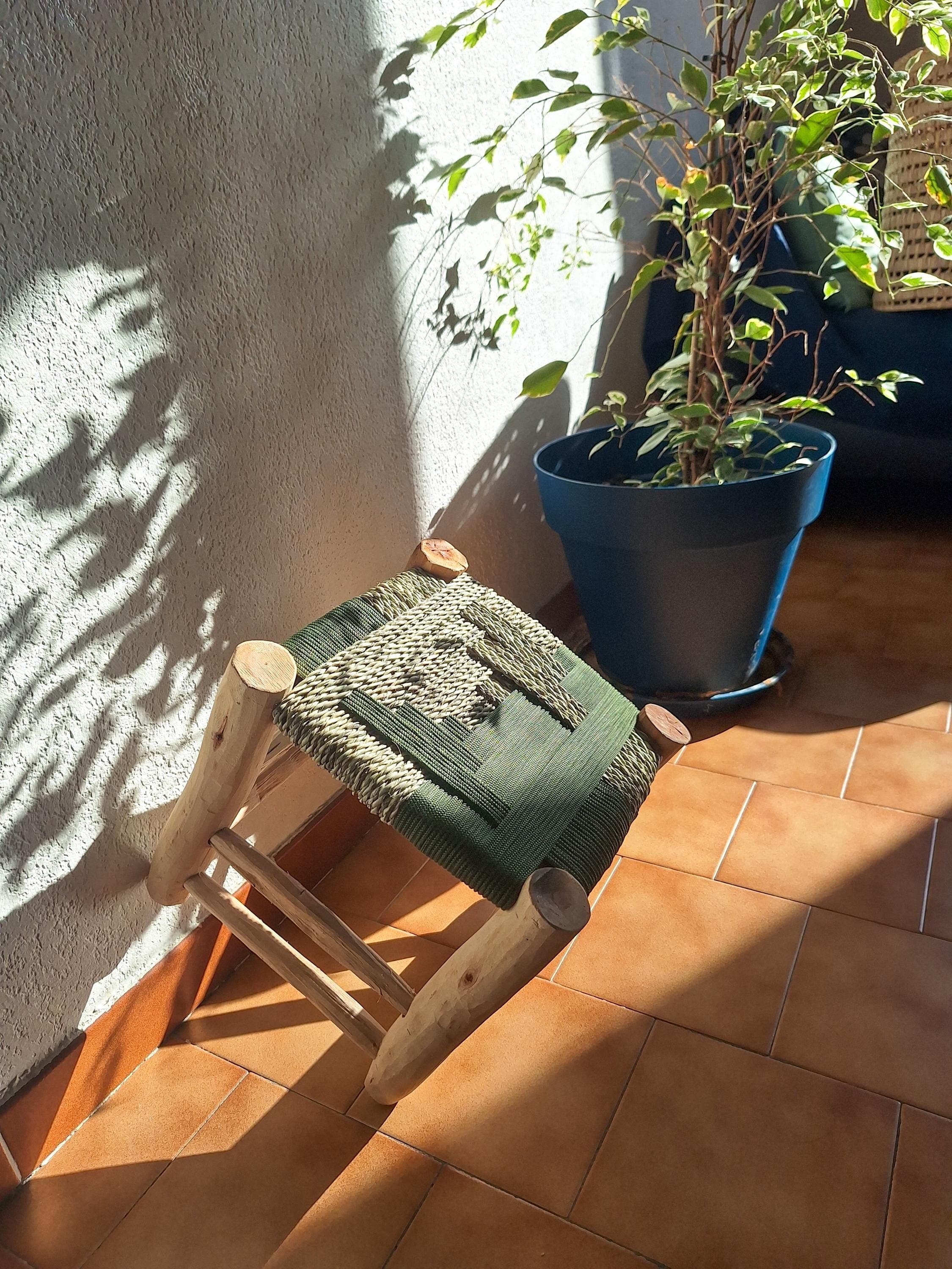 Tabouret marocain artisanal en bois et corde – Siège bohème en paille naturelle tressée