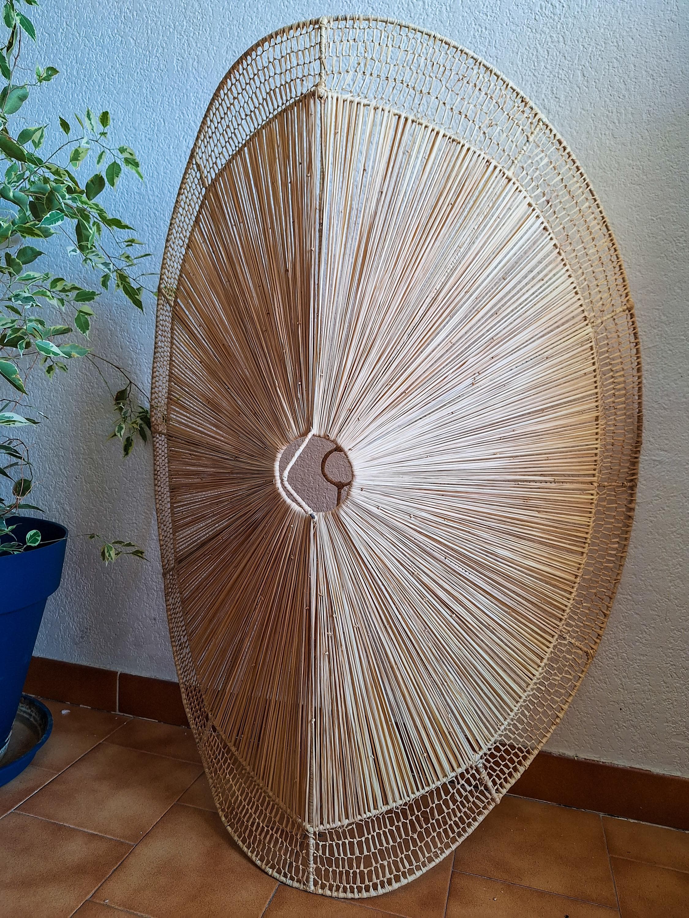 Suspension parasol en raphia ajourée