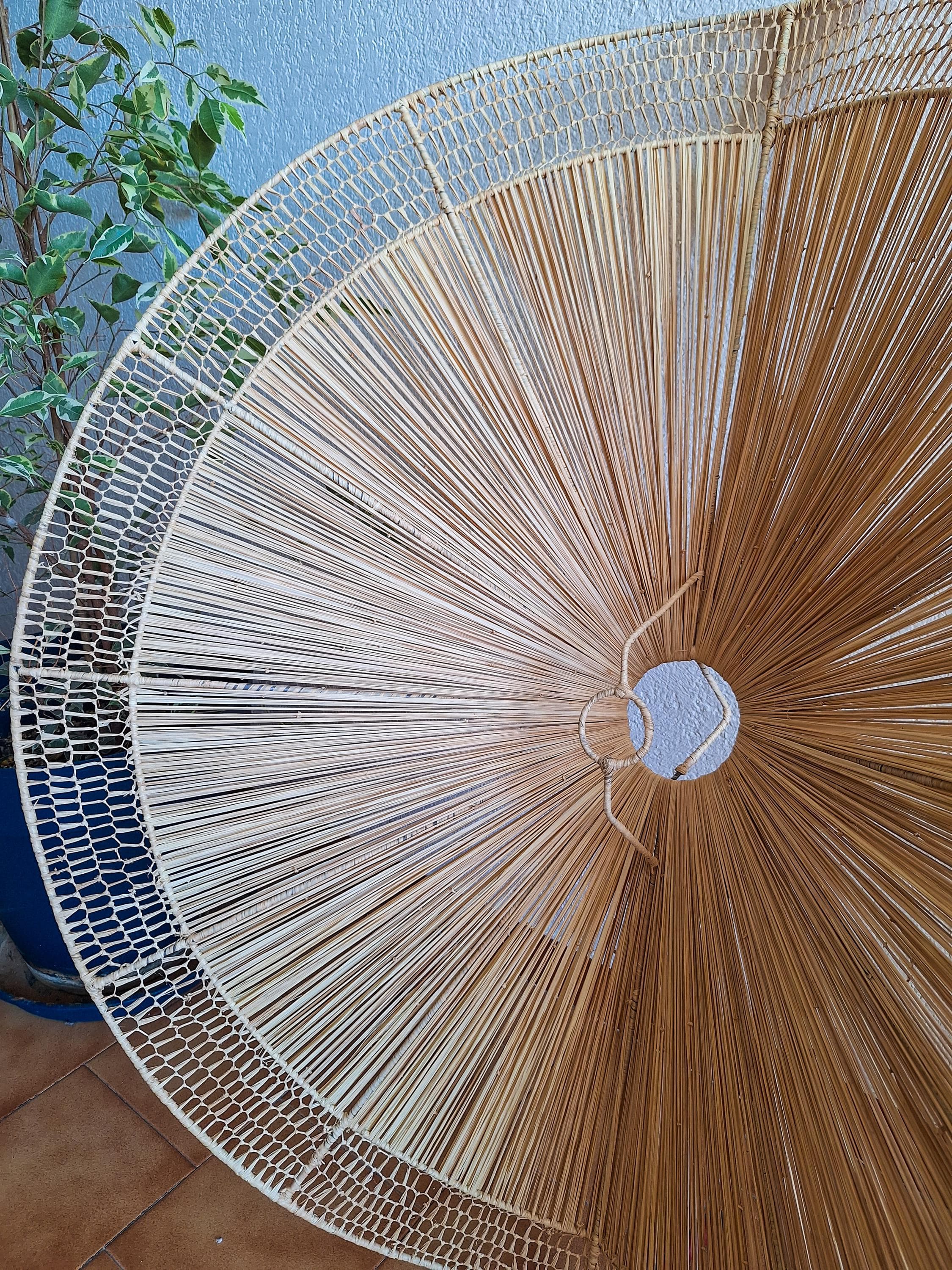 Suspension parasol en raphia ajourée