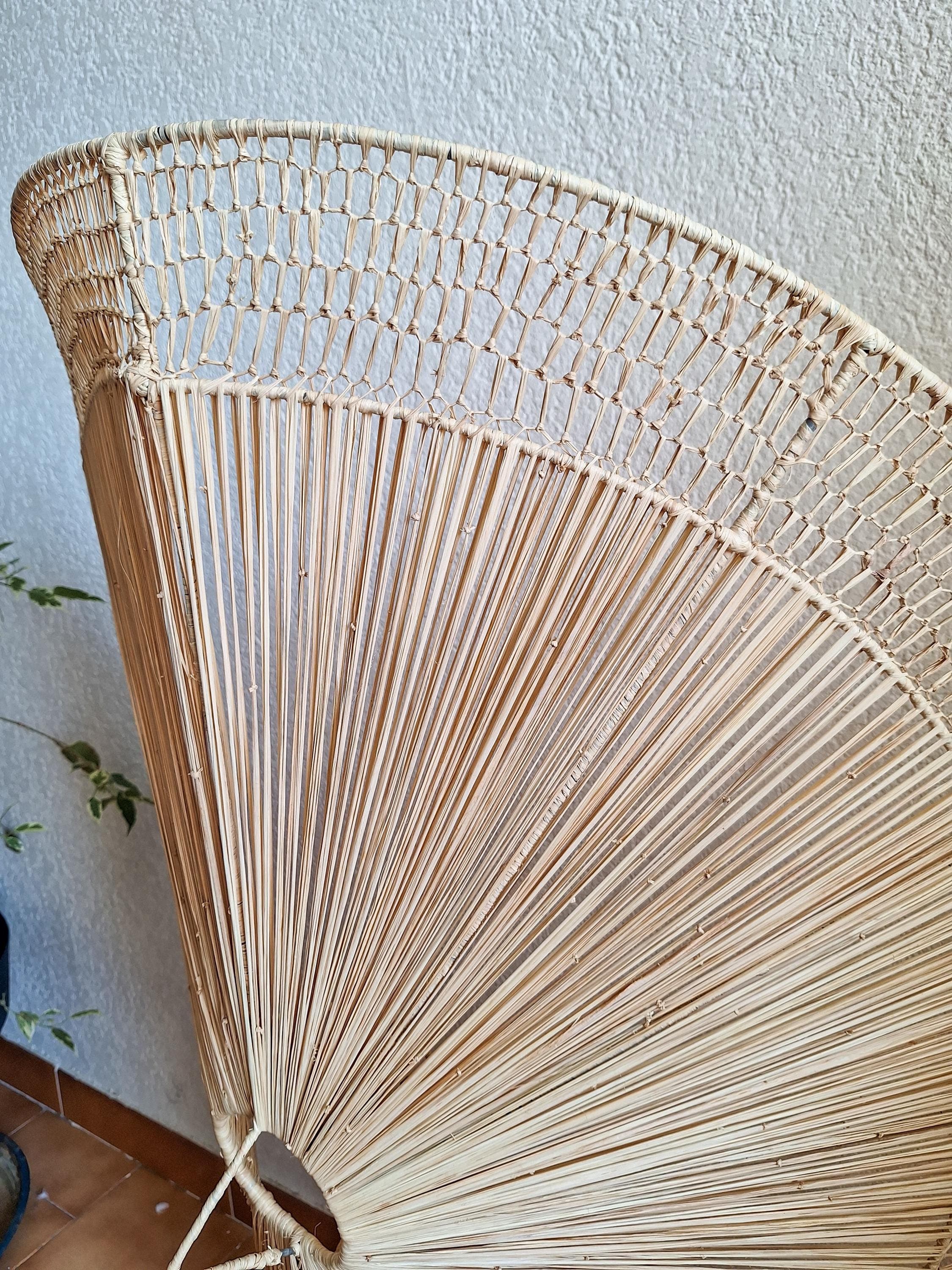 Suspension parasol en raphia ajourée