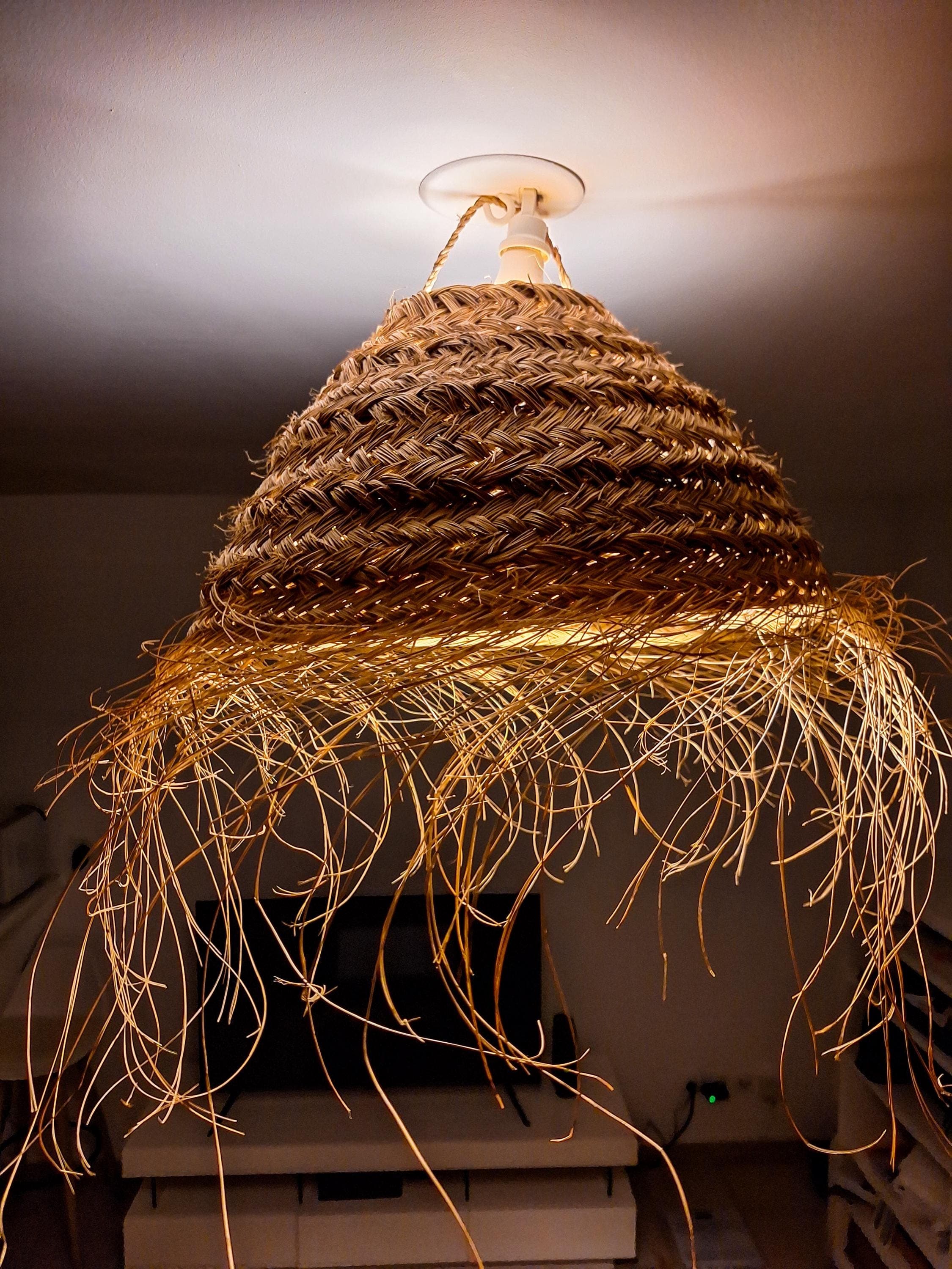 Suspension boule en paille tressée