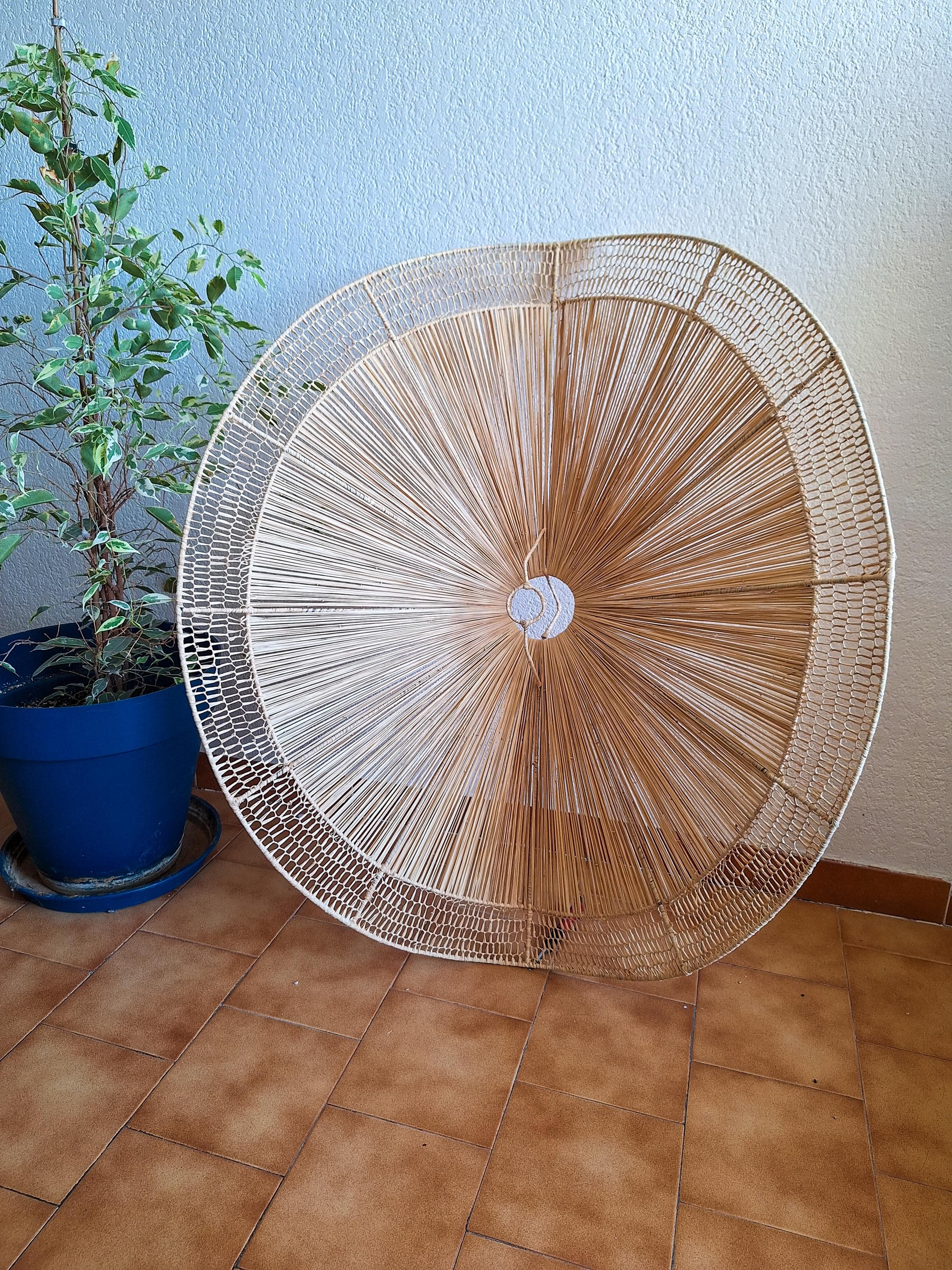 Suspension parasol en raphia ajourée