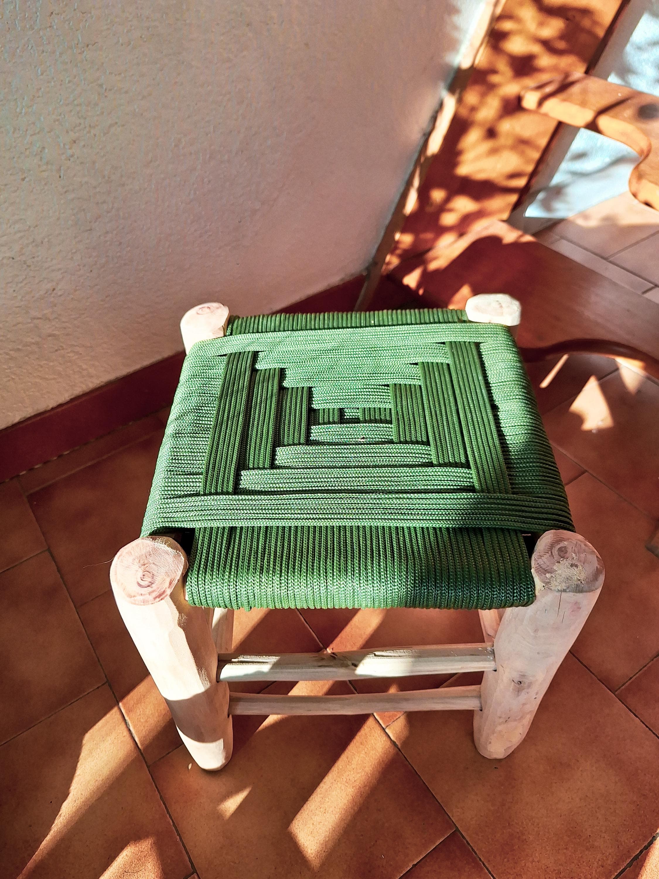 Tabouret Marocain Artisanal en Bois d'Eucalyptus