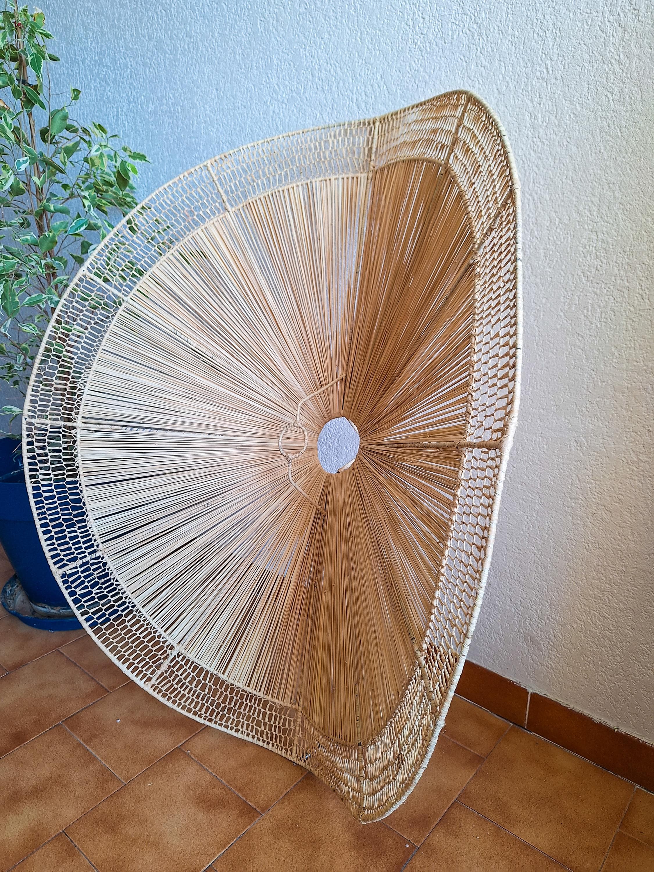 Suspension parasol en raphia ajourée