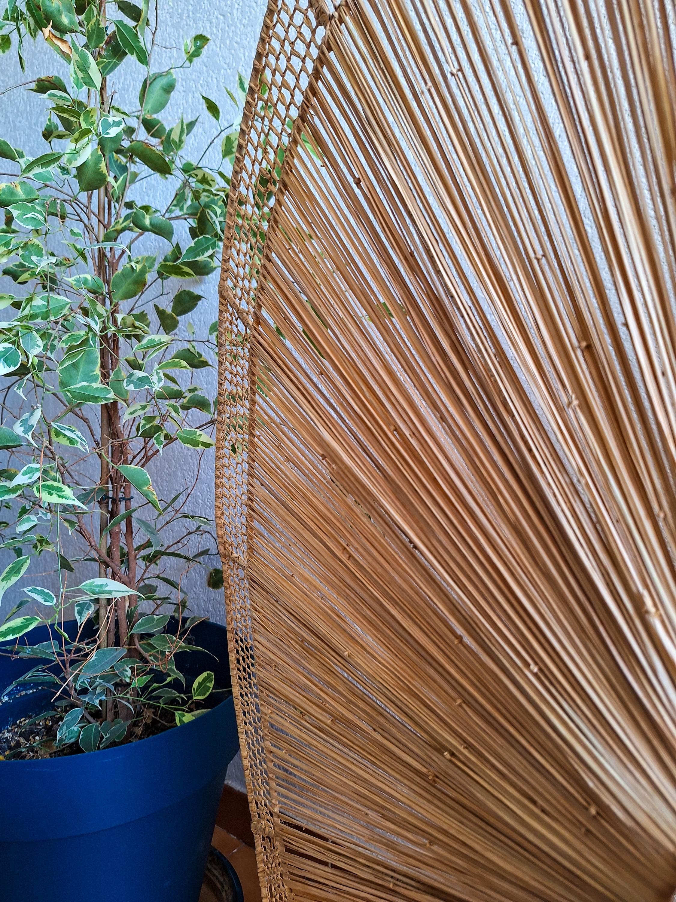 Suspension parasol en raphia ajourée