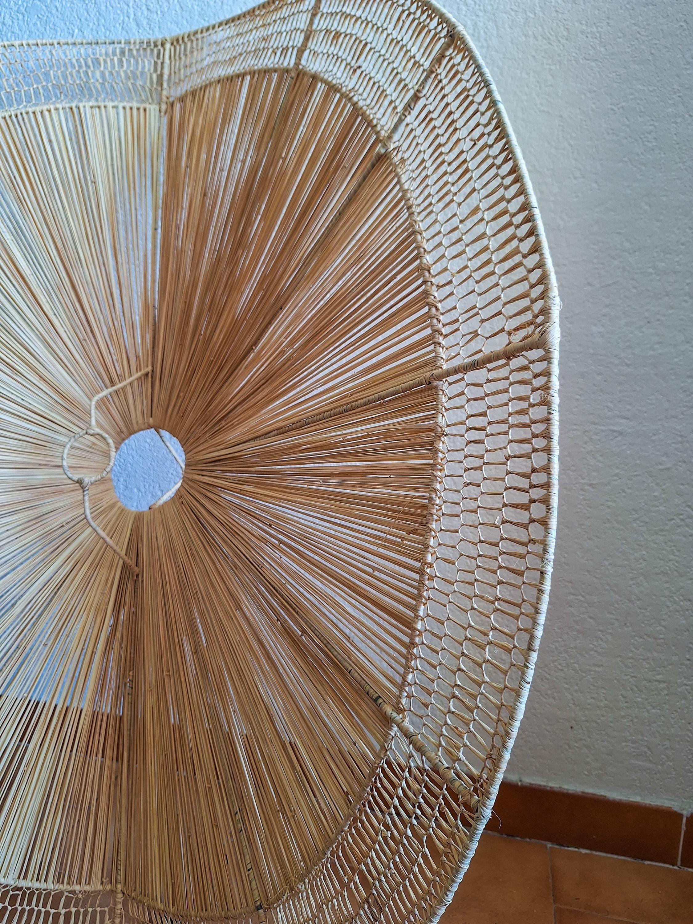 Suspension parasol en raphia ajourée