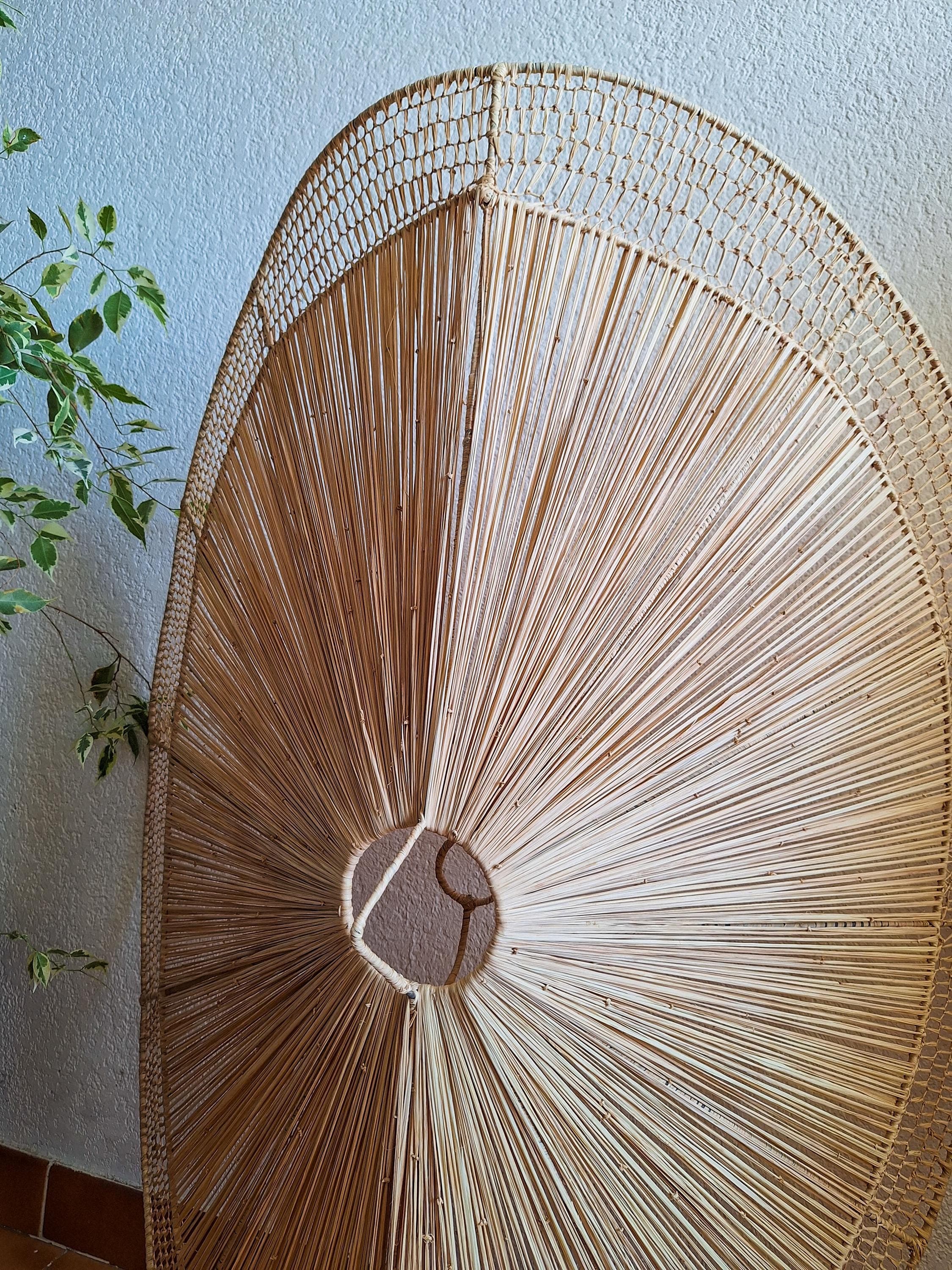 Suspension parasol en raphia ajourée